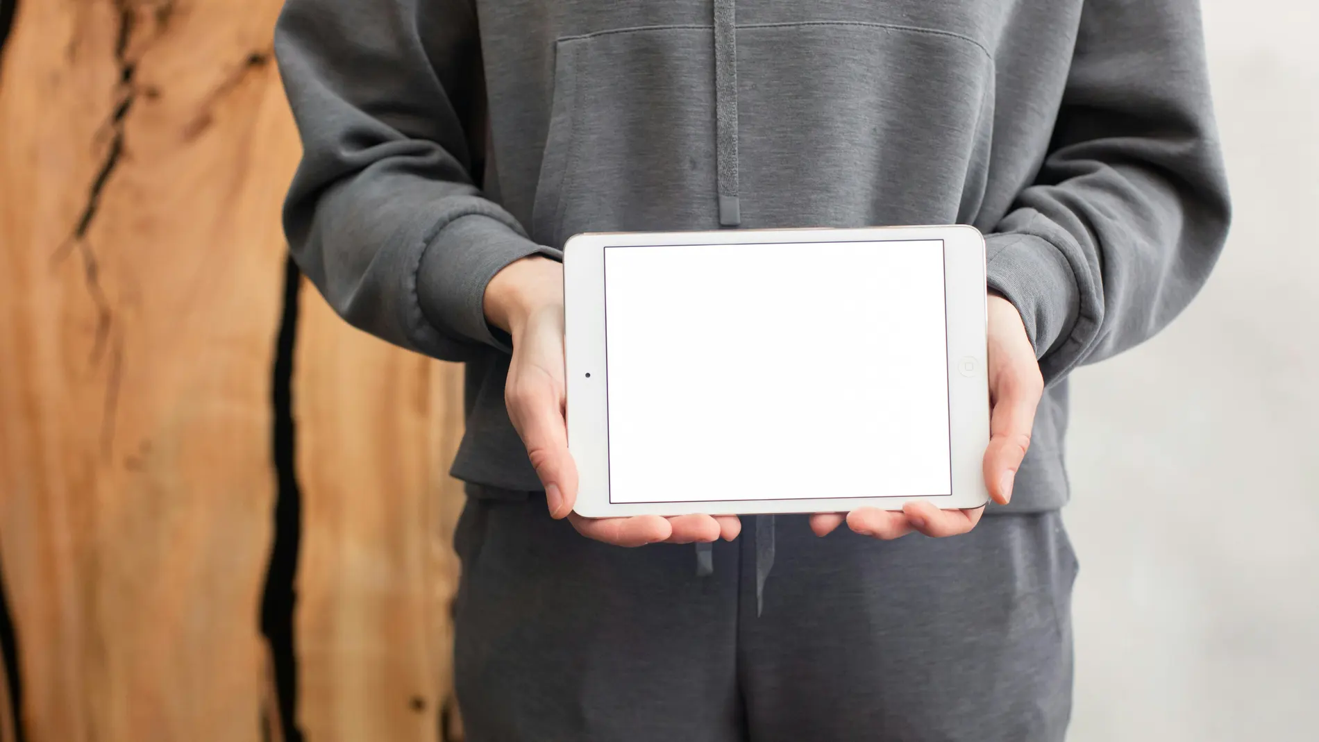 Un joven sosteniendo un Ipad Un joven sosteniendo un Ipad