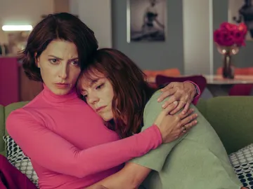 Bárbara Lennie y Vicky Luengo en Amarga Navidad Bárbara Lennie y Vicky Luengo en Amarga Navidad