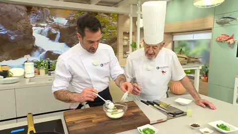 Para la crema agria, mezcla en un bol el yogurt griego natural, el zumo y la ralladura de 1 lima Para la crema agria, mezcla en un bol el yogurt griego natural, el zumo y la ralladura de 1 lima