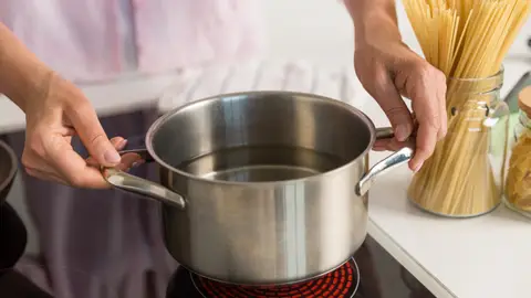 Poner agua a hervir Poner agua a hervir