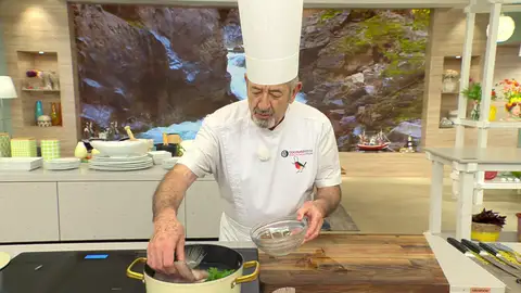 Introduce las cabezas, las colas y las espinas del pescado Introduce las cabezas, las colas y las espinas del pescado