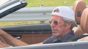 Confunden a un hombre en Florida con el delincuente sexual Jeffrey Epstein