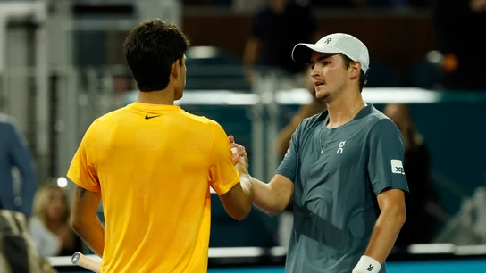 Alcaraz y Fonseca se saludan tras el partido en el Masters de Miami Alcaraz y Fonseca se saludan tras el partido en el Masters de Miami