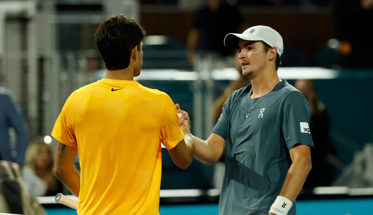 Alcaraz y Fonseca se saludan tras el partido en el Masters de Miami