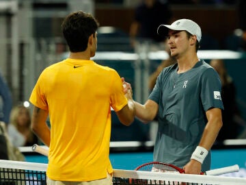 Alcaraz y Fonseca se saludan tras el partido en el Masters de Miami
