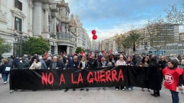 Una manifestación en Valencia pide el 'No a la guerra' en Oriente Medio: "No parimos a hijos para que mueran en guerras"