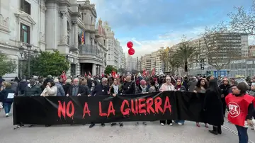 Una manifestación en Valencia pide el 'No a la guerra' en Oriente Medio: "No parimos a hijos para que mueran en guerras" Una manifestación en Valencia pide el 'No a la guerra' en Oriente Medio: "No parimos a hijos para que mueran en guerras"