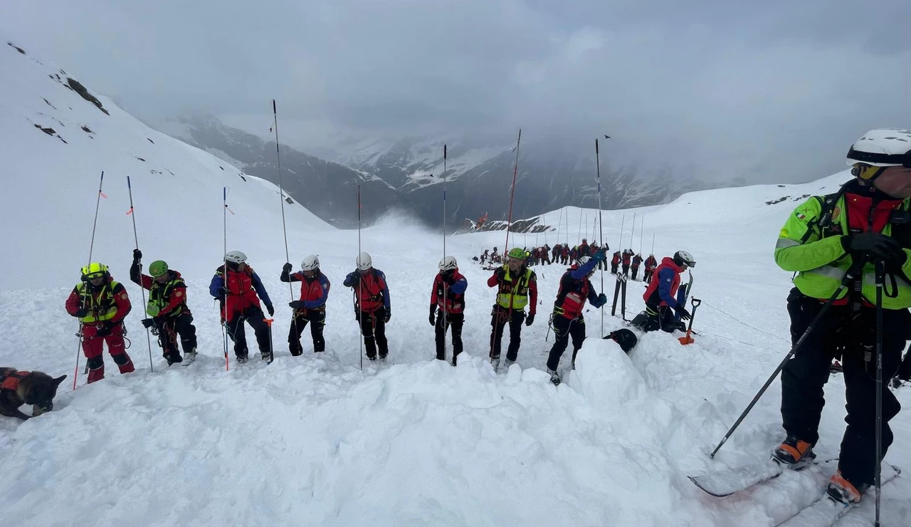Imagen de los excursionistas en los Alpes italianos