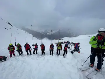 Imagen de los excursionistas en los Alpes italianos Imagen de los excursionistas en los Alpes italianos