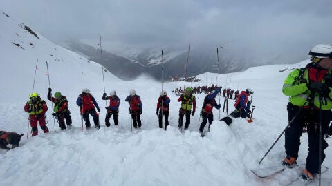 Imagen de los excursionistas en los Alpes italianos