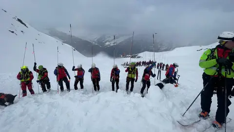 Imagen de los excursionistas en los Alpes italianos Imagen de los excursionistas en los Alpes italianos
