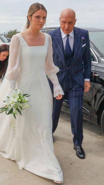 Irene Matamoros acompañada de su padre Kiko Matamoros en su boda