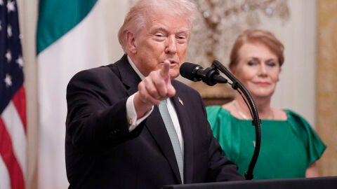 March 17, 2026, Washington, District Of Columbia, USA: United States President Donald J Trump, left, delivers remarks at the Shamrock Bowl presentation Taoiseach (Prime Minister) Michael Martin of Ireland, left, to celebrate St. Patrick's Day at the White House in Washington, DC, USA, on Tuesday, March 17, 2026 Europa Press/Contacto/Yuri Gripas - Pool via CNP 17/03/2026 ONLY FOR USE IN SPAIN