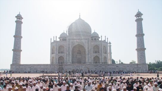 Rezo multitudinario frente al Taj Mahal