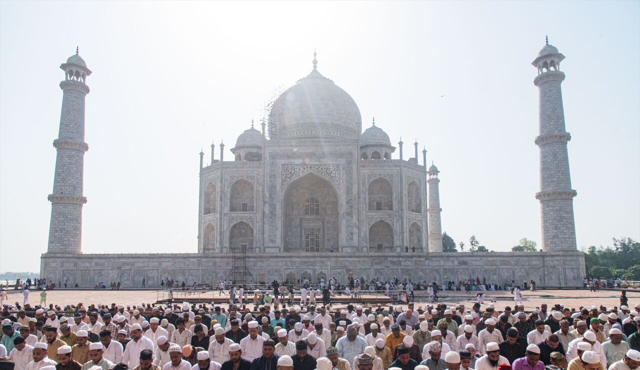 Rezo multitudinario frente al Taj Mahal