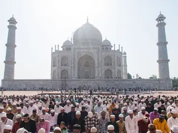 Rezo multitudinario frente al Taj Mahal Rezo multitudinario frente al Taj Mahal