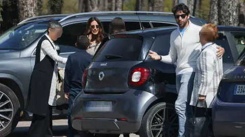 Cayetano Rivera y Tamara Gorro junto a la abuela, la madre y los hijos de ella Cayetano Rivera y Tamara Gorro junto a la abuela, la madre y los hijos de ella