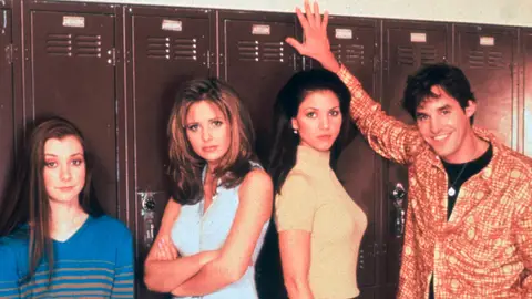 Alyson Hannigan, Sarah Michelle Gellar, Charisma Carpenter, Nicholas Brendon en Buffy, cazavampiros Alyson Hannigan, Sarah Michelle Gellar, Charisma Carpenter, Nicholas Brendon en Buffy, cazavampiros