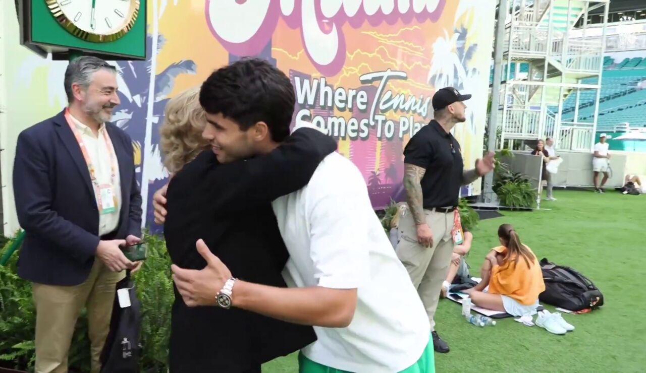 El cari&ntilde;oso saludo y abrazo de la Reina Sof&iacute;a con Carlos Alcaraz en Miami: "Espero que sea con el trofeo..."