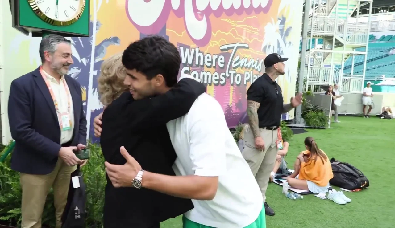 El cariñoso saludo y abrazo de la Reina Sofía con Carlos Alcaraz en Miami: "Espero que sea con el trofeo..."