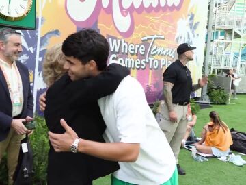 El cari&ntilde;oso saludo y abrazo de la Reina Sof&iacute;a con Carlos Alcaraz en Miami: "Espero que sea con el trofeo..."