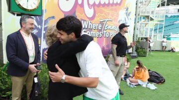 El cari&ntilde;oso saludo y abrazo de la Reina Sof&iacute;a con Carlos Alcaraz en Miami: "Espero que sea con el trofeo..."