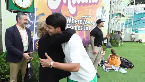 El cariñoso saludo y abrazo de la Reina Sofía con Carlos Alcaraz en Miami: "Espero que sea con el trofeo..." El cariñoso saludo y abrazo de la Reina Sofía con Carlos Alcaraz en Miami: "Espero que sea con el trofeo..."