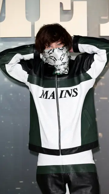 Barry Keoghan escondiendo su cara en un evento Barry Keoghan escondiendo su cara en un evento