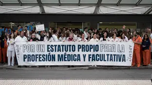 Los médicos se concentran frente al Hospital Puerta del Hierro en la quinta jornada de huelga general Varias personas durante una concentración, frente al Hospital Universitario Puerta del Hierro, a 20 de marzo de 2026, en Madrid (España). La concentración se enmarca en la huelga médica y facultativa convocada a nivel estatal contra el nuevo Estatuto Marco, que los médicos consideran insuficiente y reclaman sustituir por un estatuto propio. Exigen reducir la jornada, regular mejor las guardias y mejorar sus condiciones laborales y de jubilación. 20 MARZO 2026 Diego Radamés / Europa Press 2...