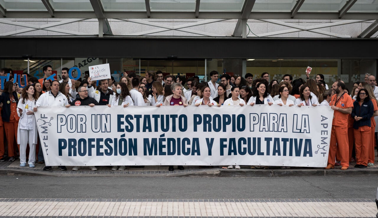 Los m&eacute;dicos se concentran frente al Hospital Puerta del Hierro en la quinta jornada de huelga general