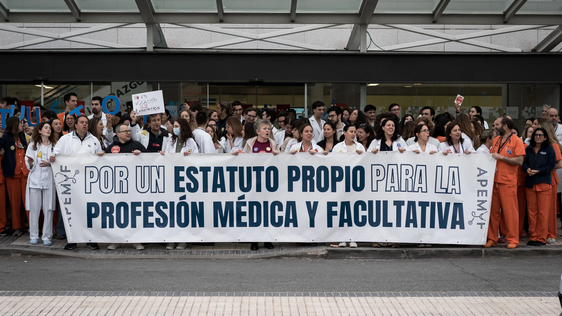 Los médicos se concentran frente al Hospital Puerta del Hierro en la quinta jornada de huelga general Los médicos se concentran frente al Hospital Puerta del Hierro en la quinta jornada de huelga general