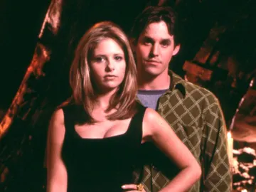 Sarah Michelle Gellar y Nicholas Brendon en Buffy, cazavampiros Sarah Michelle Gellar y Nicholas Brendon en Buffy, cazavampiros