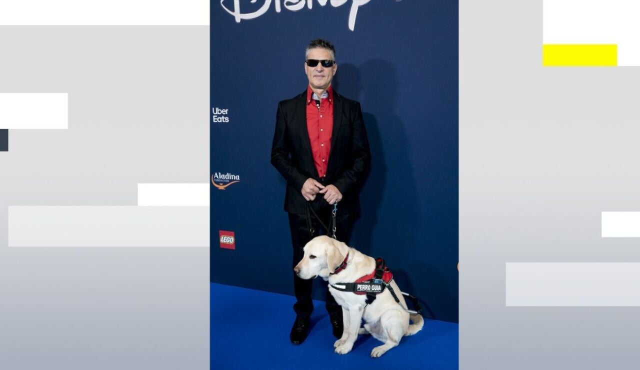 Seraf&iacute;n Zubiri con su perro gu&iacute;a