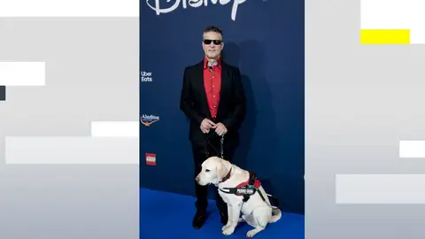 Serafín Zubiri con su perro guía Serafín Zubiri con su perro guía