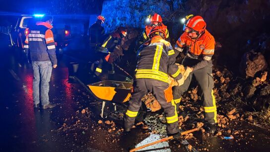 Efectivos de emergencia trabajan en la retirada de un desprendimiento en una v&iacute;a con el paso de la borrasca 'Therese'