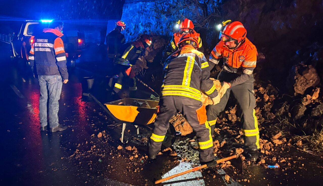 Efectivos de emergencia trabajan en la retirada de un desprendimiento en una v&iacute;a con el paso de la borrasca 'Therese'