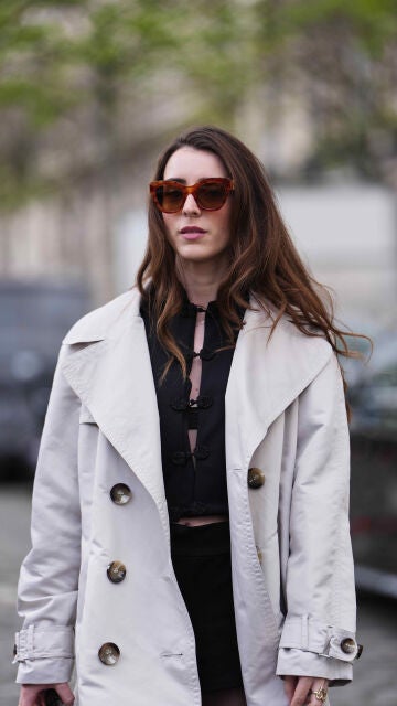 Mujer con el pelo chocolate cálido