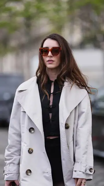 Mujer con el pelo chocolate cálido Mujer con el pelo chocolate cálido