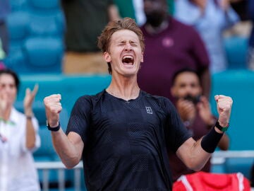 Sebastian Korda celebra la victoria ante Carlos Alcaraz en Miami