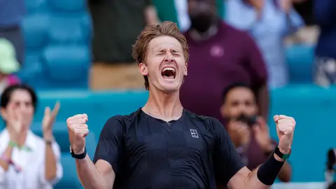 Sebastian Korda celebra la victoria ante Carlos Alcaraz en Miami Sebastian Korda celebra la victoria ante Carlos Alcaraz en Miami