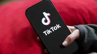 Jóven abriendo TikTok en el teléfono móvil. Jóven abriendo TikTok en el teléfono móvil.
