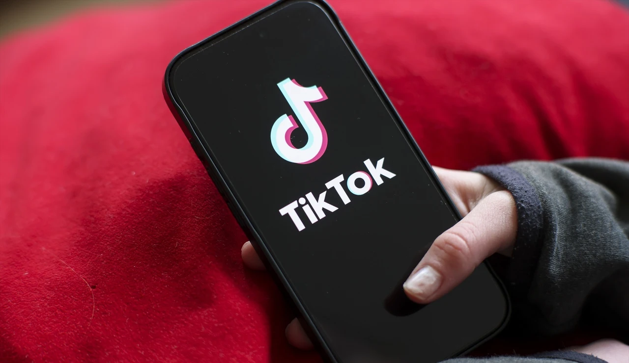 Jóven abriendo TikTok en el teléfono móvil.