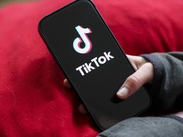 J&oacute;ven abriendo TikTok en el tel&eacute;fono m&oacute;vil.