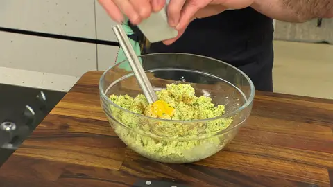 Mezcla hasta conseguir una masa compacta Mezcla hasta conseguir una masa compacta