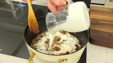 Añade la guindilla, el vino blanco y la nata líquida Añade la guindilla, el vino blanco y la nata líquida