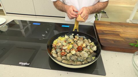 Introduce las almejas y el pimentón