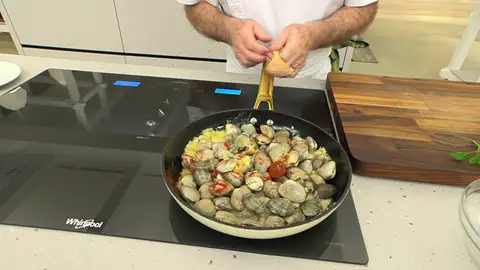 Introduce las almejas y el pimentón Introduce las almejas y el pimentón