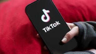 Joven iniciando la app TikTok