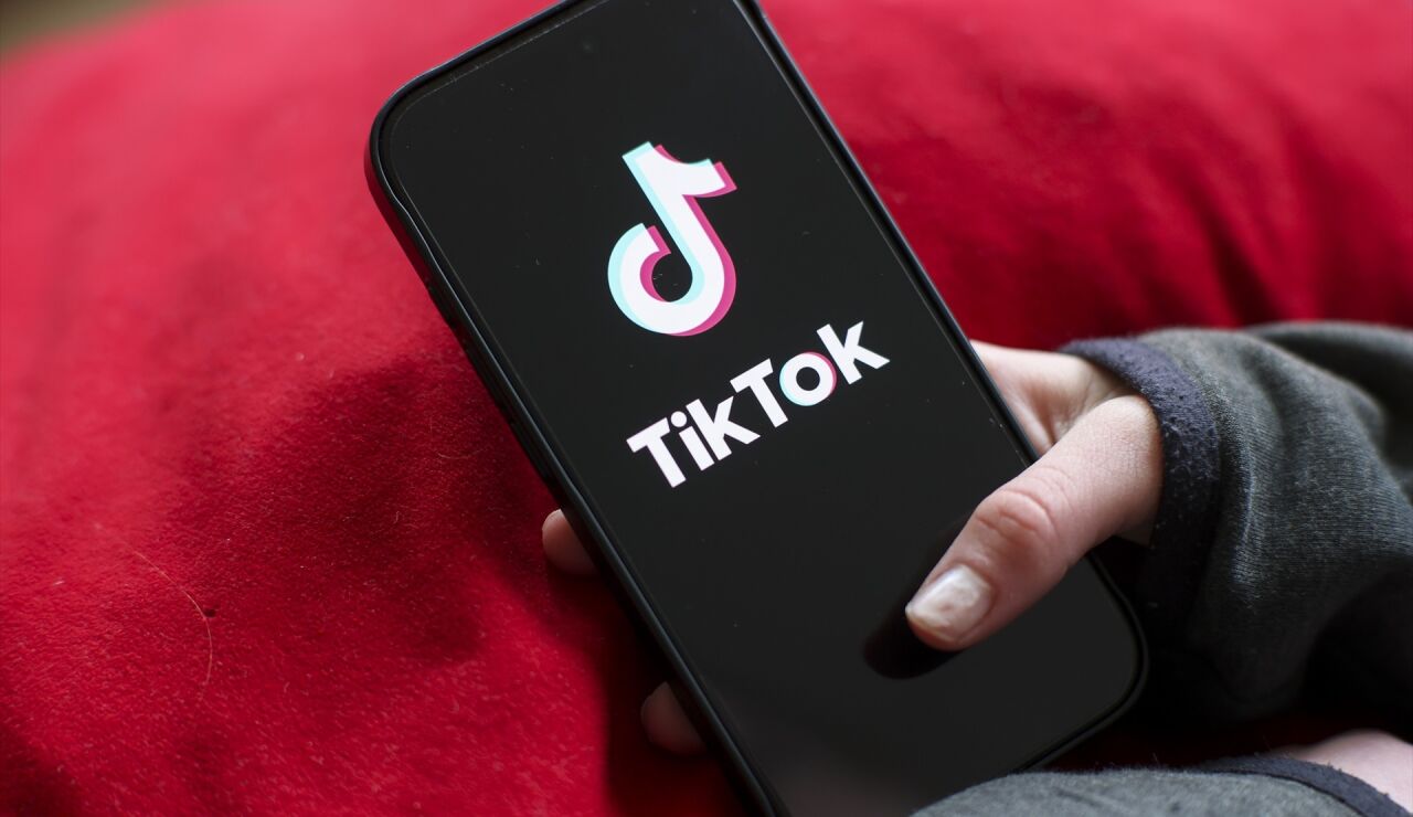 Joven iniciando la app TikTok