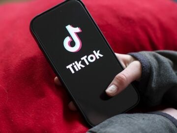 Joven iniciando la app TikTok Joven iniciando la app TikTok